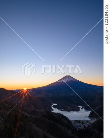 三方分山から見る富士山と御来光・精進湖の絶景 122184555