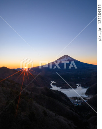 三方分山から見る富士山と御来光・精進湖の絶景 122184556