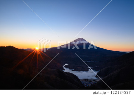 三方分山から見る富士山と御来光・精進湖の絶景 122184557