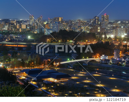 仙台城本丸跡から望む仙台市の夜景（宮城県） 122184719