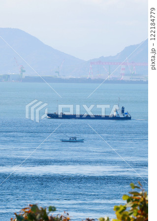 瀬戸内海を航行するタンカー　船 122184779