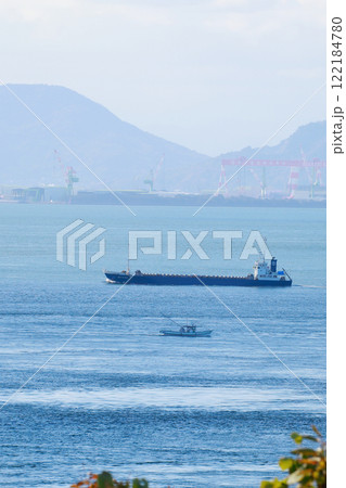 瀬戸内海を航行するタンカー　船 122184780
