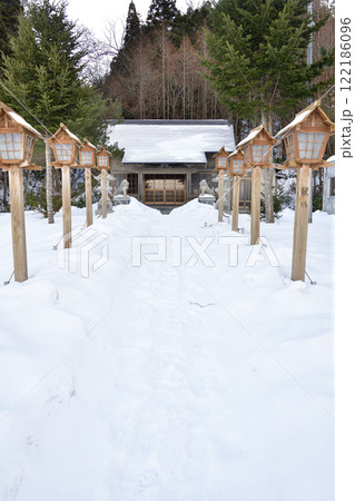 冬の北海道厚沢部町で村社上里大山祇神社境内の風景を撮影 122186096