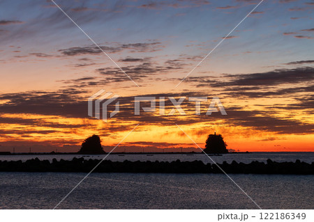 小鎌田の浜から双名島を眺める 日の出前 (高知県 中土佐町) 小鎌田の浜から双名島を眺める 日の出前 (高知県 中土佐町) 122186349