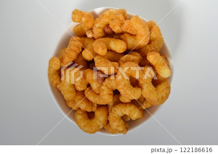 白い皿に盛られたキャラメルコーン 122186616