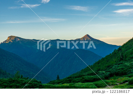 黒部五郎小屋から見る朝焼けの笠ヶ岳と秩父岩　北アルプス双六岳三俣蓮華岳登山 122186817