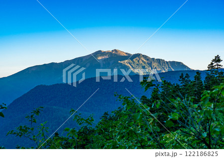 三俣蓮華岳から見る薬師岳と雲ノ平　北アルプス双六岳三俣蓮華岳登山 122186825