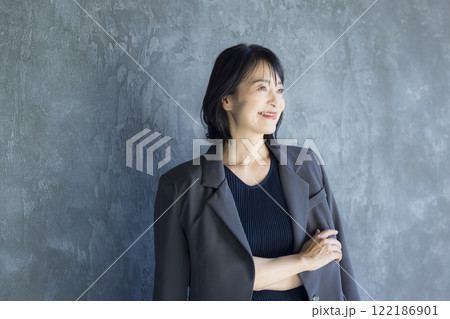 スーツのミドル女性 122186901