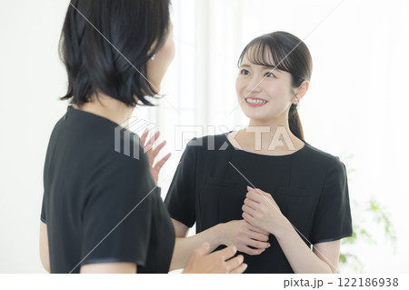 制服を着た働く女性たち 制服を着た働く女性たち 122186938