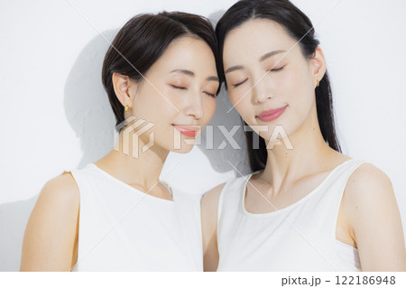 寄り添う二人の女性 寄り添う二人の女性 122186948