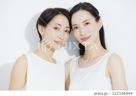 寄り添う二人の女性 寄り添う二人の女性 122186949