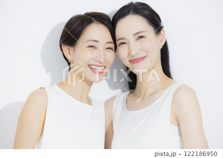 寄り添う二人の女性 寄り添う二人の女性 122186950