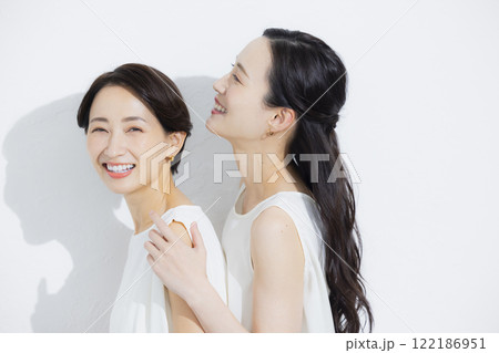 寄り添う二人の女性 寄り添う二人の女性 122186951
