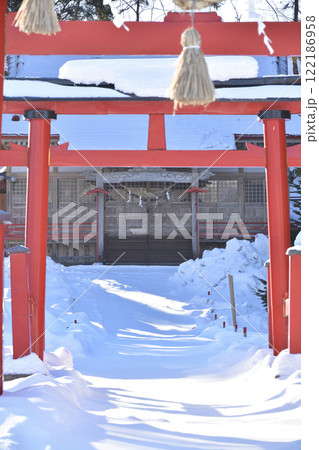 冬の北海道厚沢部町で館稲荷神社境内の風景を撮影 122186958