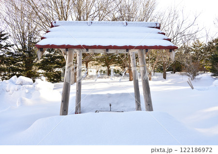 冬の北海道厚沢部町で館稲荷神社境内の風景を撮影 122186972