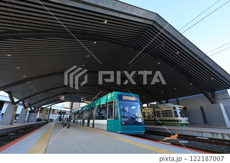 【広島電鉄】5000形と3800形（宮島線：広電宮島口駅） 122187007
