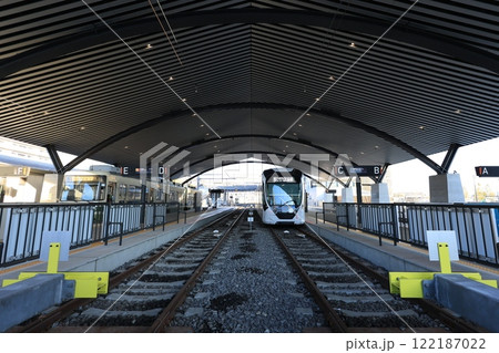 【広島電鉄】5200形〜Green mover APEX〜（宮島線：広電宮島口駅） 122187022