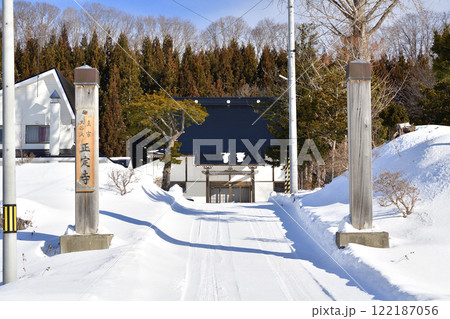 冬の北海道厚沢部町で正定寺境内の風景を撮影 122187056