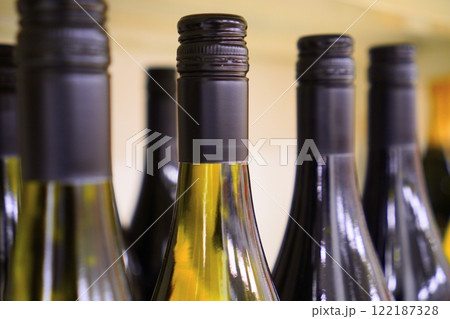 スーパーに並べられたスクリューキャップのワイン群 122187328