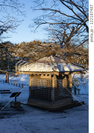 朝日を浴びる積雪した多賀城碑【壺碑（つぼのいしぶみ）】 122187487