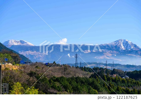 積雪の阿蘇山を背景に田園と山並みを流れる白川風景(菊池郡大津町外牧・瀬田地区) 積雪の阿蘇山を背景に田園と山並みを流れる白川風景(菊池郡大津町外牧・瀬田地区) 122187625