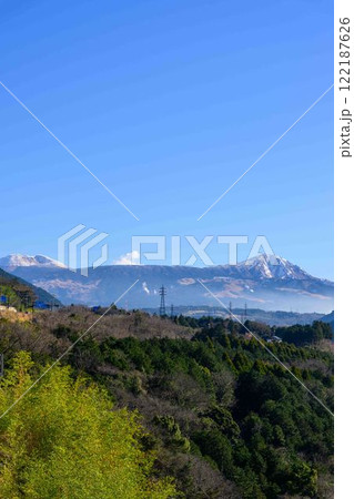 積雪の阿蘇山を背景に田園と山並みを流れる白川風景(菊池郡大津町外牧・瀬田地区) 122187626