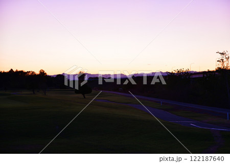 冬のゴルフ場の夕景 遠く秩父山並がくっきり見える 冬のゴルフ場の夕景 遠く秩父山並がくっきり見える 122187640