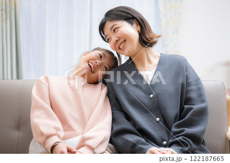笑顔で仲良し親子の母娘 122187665