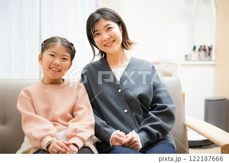 笑顔で仲良し親子の母娘カメラ目線 122187666