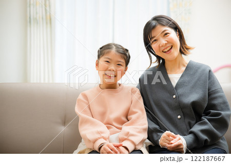 笑顔で仲良し親子の母娘カメラ目線 笑顔で仲良し親子の母娘カメラ目線 122187667