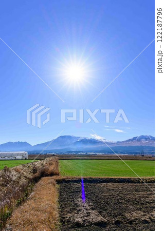 冬の阿蘇山「積雪」朝の陽ざしを背景に阿蘇五岳パノラマ風景(阿蘇市内牧)田園から撮影 122187796