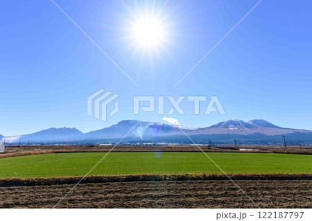 冬の阿蘇山「積雪」朝の陽ざしを背景に阿蘇五岳パノラマ風景(阿蘇市内牧)田園から撮影 冬の阿蘇山「積雪」朝の陽ざしを背景に阿蘇五岳パノラマ風景(阿蘇市内牧)田園から撮影 122187797