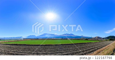 冬の阿蘇山「積雪」朝の陽ざしを背景に阿蘇五岳パノラマ風景(阿蘇市内牧)田園から撮影 122187798
