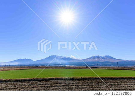 冬の阿蘇山「積雪」朝の陽ざしを背景に阿蘇五岳パノラマ風景(阿蘇市内牧)田園から撮影 冬の阿蘇山「積雪」朝の陽ざしを背景に阿蘇五岳パノラマ風景(阿蘇市内牧)田園から撮影 122187800