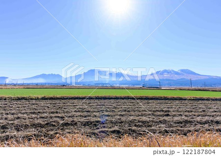 冬の阿蘇山「積雪」朝の陽ざしを背景に阿蘇五岳パノラマ風景(阿蘇市内牧)田園から撮影 122187804