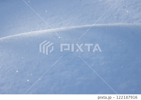 キラキラする雪の地面の背景 122187916