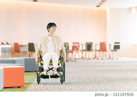 スーツ姿の女性車椅子ユーザー 122187926