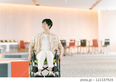 スーツ姿の女性車椅子ユーザー スーツ姿の女性車椅子ユーザー 122187928