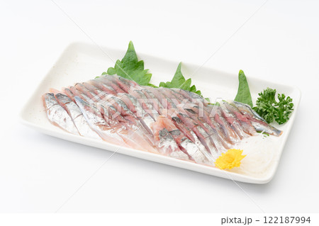 お皿に盛りつけた新鮮なアジ(鯵)のお刺身 お皿に盛りつけた新鮮なアジ(鯵)のお刺身 122187994