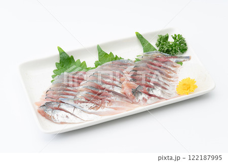 お皿に盛りつけた新鮮なアジ（鯵）のお刺身 122187995