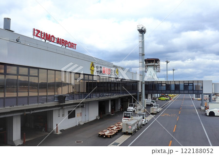 出雲縁結び空港のエプロン側の風景 出雲縁結び空港のエプロン側の風景 122188052
