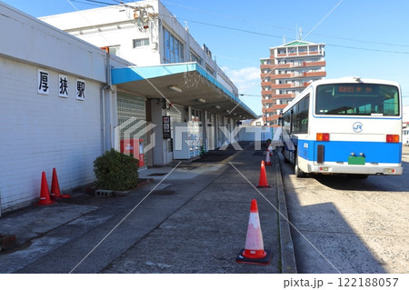 厚狭駅の在来線口に停車中の美祢線代行バス(山口県 山陽小野田市) 厚狭駅の在来線口に停車中の美祢線代行バス(山口県 山陽小野田市) 122188057
