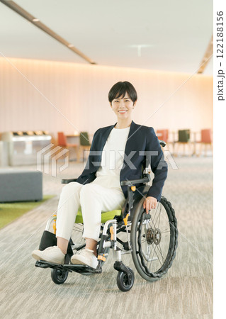 スーツ姿の女性車椅子ユーザー 122188156