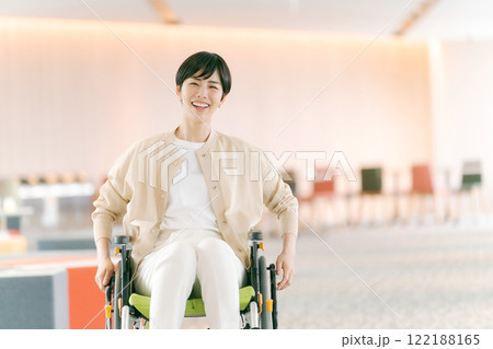 笑顔の女性車椅子ユーザー 笑顔の女性車椅子ユーザー 122188165