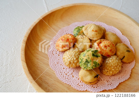 皿に盛られた色とりどりな豆菓子。 皿に盛られた色とりどりな豆菓子。 122188166