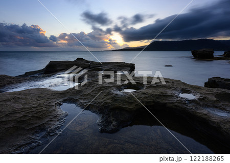 夜明けの海岸　西表島の風景 122188265