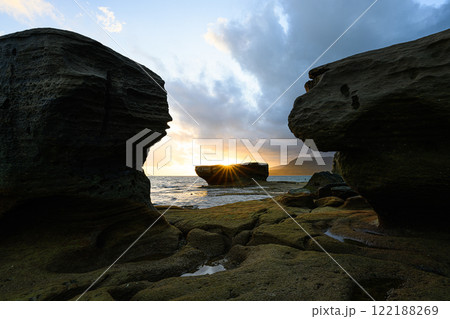 夜明けの海岸　西表島の風景 122188269