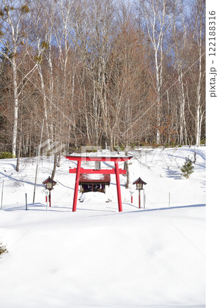 冬の北海道厚沢部町で館天神社境内の風景を撮影 122188316