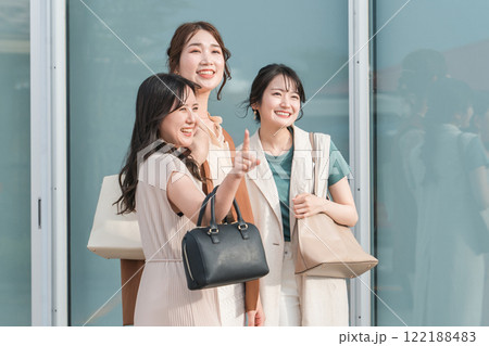 女子旅・旅行・買い物・ショッピング・セール・バーゲンを楽しむ女友達・仲間 122188483