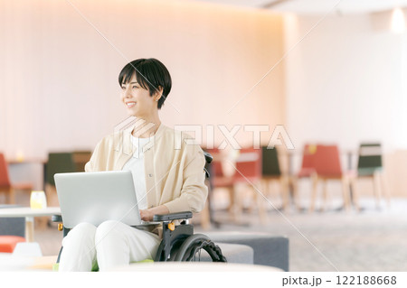 働く女性車椅子ユーザー 122188668
